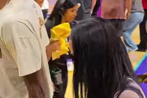 杰伦-格林带女友看比赛，当时没注意嫂子这穿搭挺别致😅