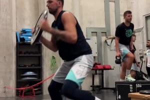 最喜欢76人哪款球员？乔治：艾弗森经典的黑色复古球衣！