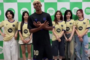 C罗脚后跟传球制造威胁进攻，队友射门打在防守球员手臂造点