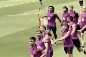 解说：就像梅西所做的一样！张怡倩精彩过人后爆射破门💪