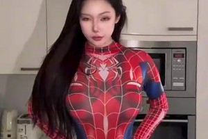 这你受得了嘛？前CBA球员凯瑞图女友，穿上蜘蛛侠套装🙊