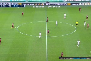 门将直接跪了！K联赛惊现半场超远吊射破门😱