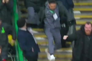 逆天！球员被顶飞到场外后直接把对手关门外了，盘外招真多🤣