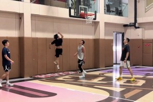 体能训练师勇敢挑战郭艾伦，后者运球依然犀利啊