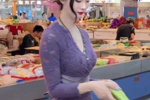 街球女解说盼盼小妈裙逛菜市场：你要记得早点回家