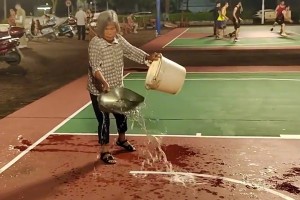 坏人变老了？为了赶走打篮球的 老奶奶故意在球场泼水