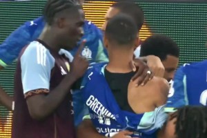 衣服都被扯烂！格林伍德与明斯爆发激烈冲突，友谊赛打成友尽赛