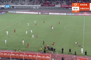 令人心痛💔！中甲球员突然昏倒，救护车紧急进场，希望无大碍