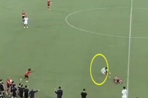 救了一命啊！外援率先发现对手倒地，第一时间大叫让其救治👍