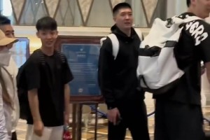 曼联球衣兜不住大老师这硕果累累的身材，这头身比有点欧美范😍