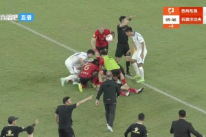 昏厥前已不适！镜头显示苏州东吴球员胡靖倒地前连续弯腰扶膝🙏