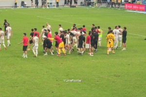 董岩峰，唐鑫赛后谢场家乡球迷，大连球迷不吝送上掌声