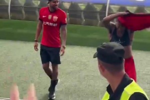 上海紫皮中立球迷找海港球员要球衣，惨遭大量申花球迷围攻🫠