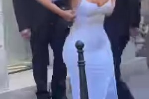 线条拉满！金卡戴珊的身材只能说权威