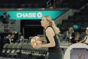 比赛结束后，卢卡无法进入他的新车，这让他很恼火🤣