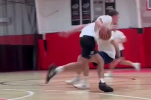 这持球真能练出来吧😳弗拉格训练将对手晃倒在地，顺势飞身暴扣