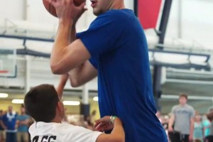 又在摧毁别人的篮球梦😝弗拉格参加活动肆意暴扣“狂扁小朋友”