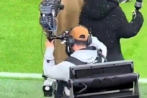 卡里乌斯女友穿着瑜伽裤去球赛现场🤩这谁顶得住啊~