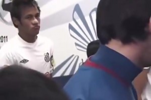 眼神不断偷瞄！还记得当年内马尔第一次见到梅西时的情景吗？