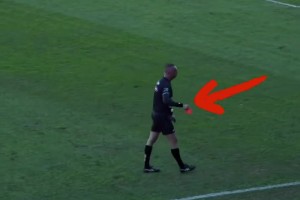 活久见😂球员赛中憋不住用瓶子方便，被主裁判直红罚下