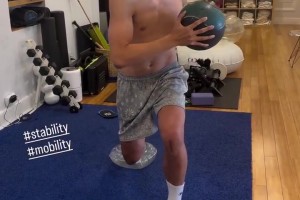 训练核心和平衡力！崔永熙也快好起来脱离伤病了