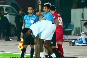 降维打击！2米06世界最高中锋哈德林跑去身高偏矮东南亚联踢球