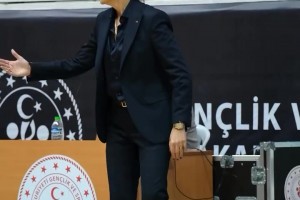 土耳其一女篮教练在国外走红了，身穿制服脚踩高跟确实吸睛😍