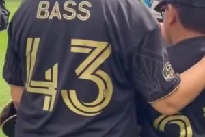 沃克在伯恩利首秀时依旧喝水吐水，这仪式感是真不能丢🤣