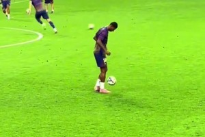 拉什福德在巴萨小秀颠球，某前巴萨球员：你能颠来金球吗🤣