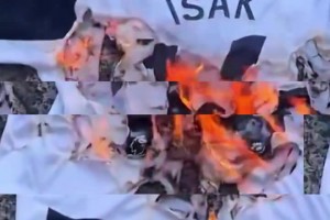 纽卡球迷火烧伊萨克球衣🫠伊萨克到时候要是走不了就尴尬了