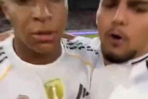 姆总还配合的笑了😅冲场找姆巴佩要合影的球迷发布冲场自拍视频