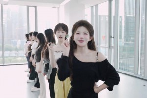 苏超小姐姐高抬一字马为常州加油：你们准备好进球了嘛🤩