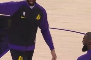 太逗！浓眉昔日模仿老詹“仙人指路”名场面，就是手抓不住球🤣