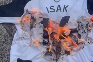 球衣被烧！纽卡球迷对伊萨克很失望……