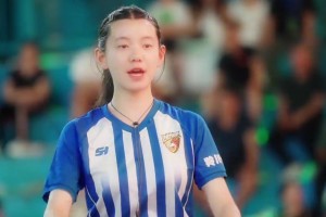 还以为是王家卫的新电影！贵州村ba赛场惊现港风美女裁判~