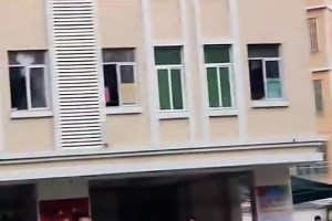 节目效果拉满！王哲林热身接球投篮 不料黄油手球从脑后出界