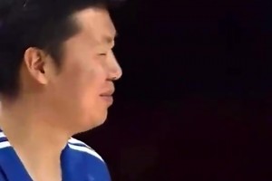 王治郅退役时把易建联喊了上来：接下来就靠兄弟你了！