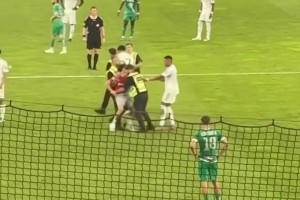 宠粉！球迷冲入场内要合影，姆巴佩极力劝住保安并和球迷合影