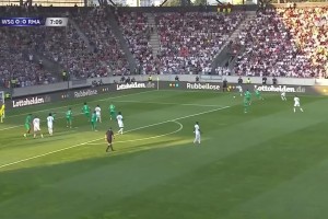 进了就是世界波！居勒尔晃开防守起脚远射击中横梁