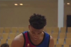 官方年龄13岁！身高2米11的非洲球员达博内已经在欧篮乱杀