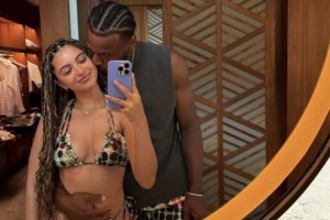 挺会玩！布朗尼和穿比基尼的女友自拍，穿的甚至是情侣色