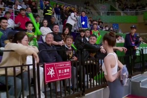 好羡慕小孩哥！跟拉拉队玩这个需要什么门槛啊？