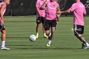 真爱啊！训练赛德保罗害怕踢到梅西，下一秒踢翻其他队友😅