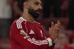 英超官推：萨拉赫最后一个离开球场，他含泪和球迷合唱若塔之歌