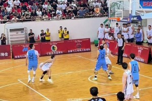 海港球迷带申花老外去买海港球衣，老外原地换上了海港球衣😂