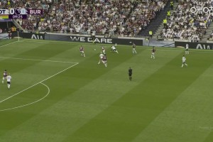 热刺1-0领先！库杜斯右路突破后传中，理查利森侧身抽射破门