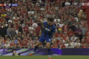 巨大争议！塞内西用手拍球阻挡皮球，主裁判安东尼-泰勒无视！