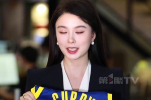 阿根廷女球迷展示一字马，有空可以和网友探讨一下球技😘