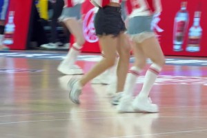 重庆不愧是盛产美女的城市，铜梁龙球迷区发现美女一枚