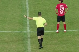 活久见！中甲大连鲲城单场三人染红，两队因争议判罚冲突